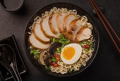 Asiatische Chicken Noodle Soup