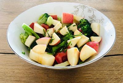 Brokkoli-Tomaten-Salat mit Apfel