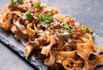 Selbstgemachte Pasta mit Sauce Bolognese