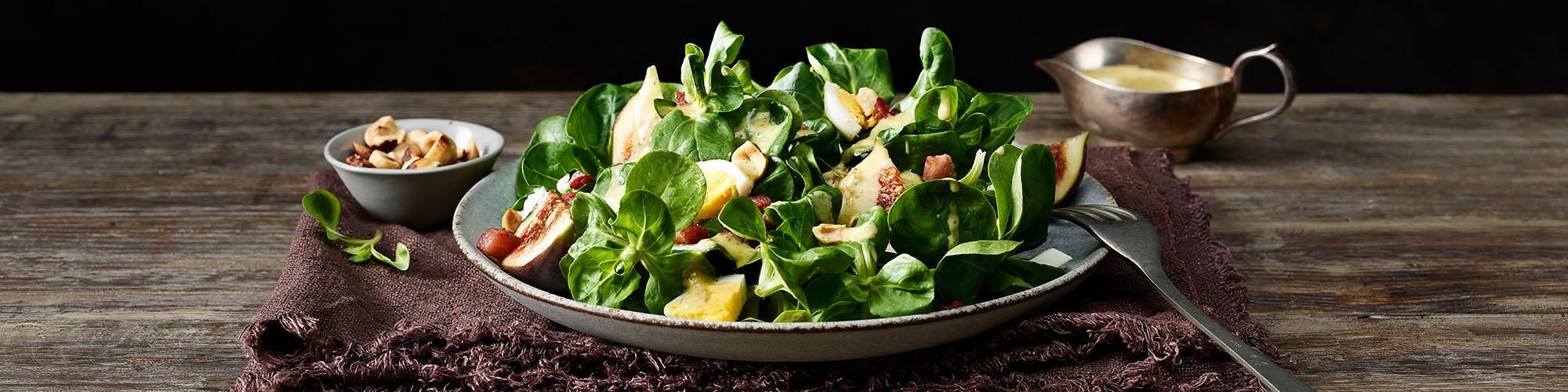 Salade de doucette aux figues et aux noisettes grillées