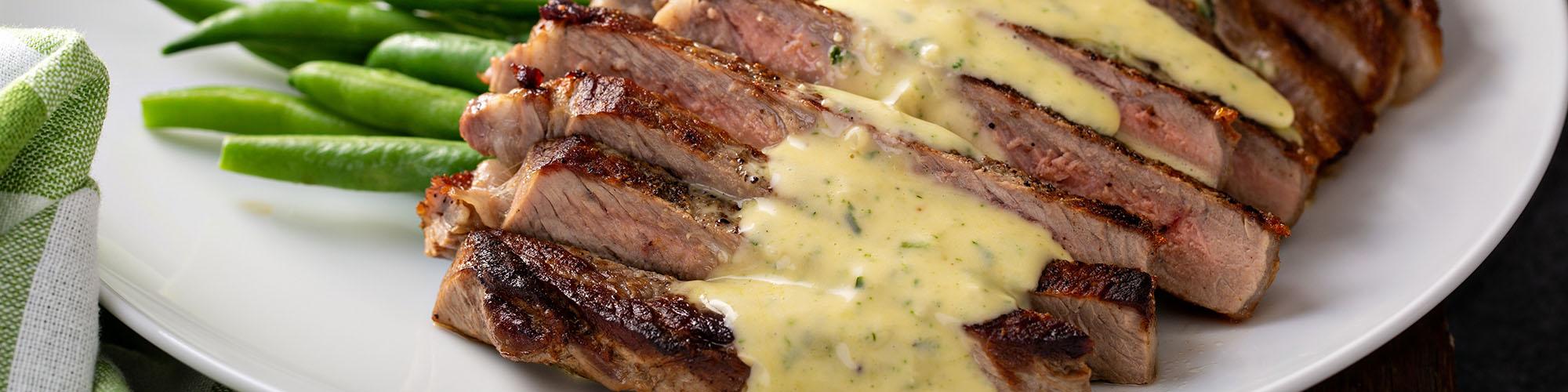 Steak mit Sauce Béarnaise und Bratkartoffeln